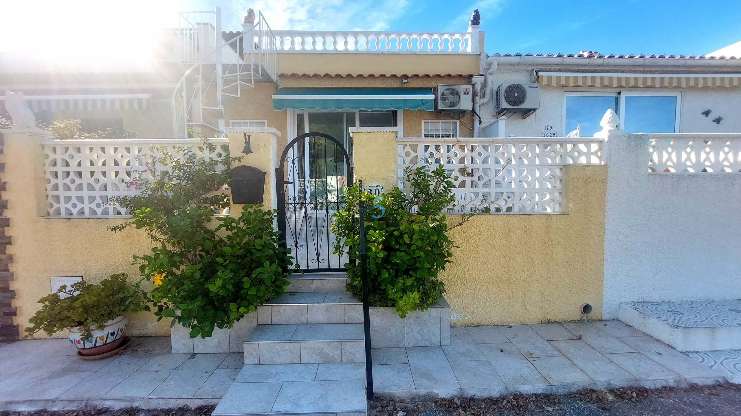 Vista exterior de Casa adosada en venta en Torrevieja con Aire acondicionado, Calefacción y Terraza