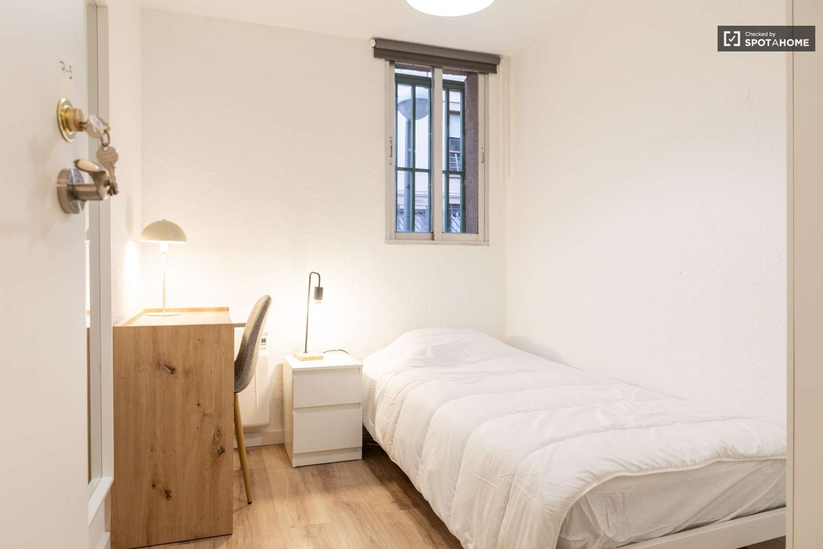 Bedroom of Flat to share in  Madrid Capital  with Air Conditioner, Heating and Terrace