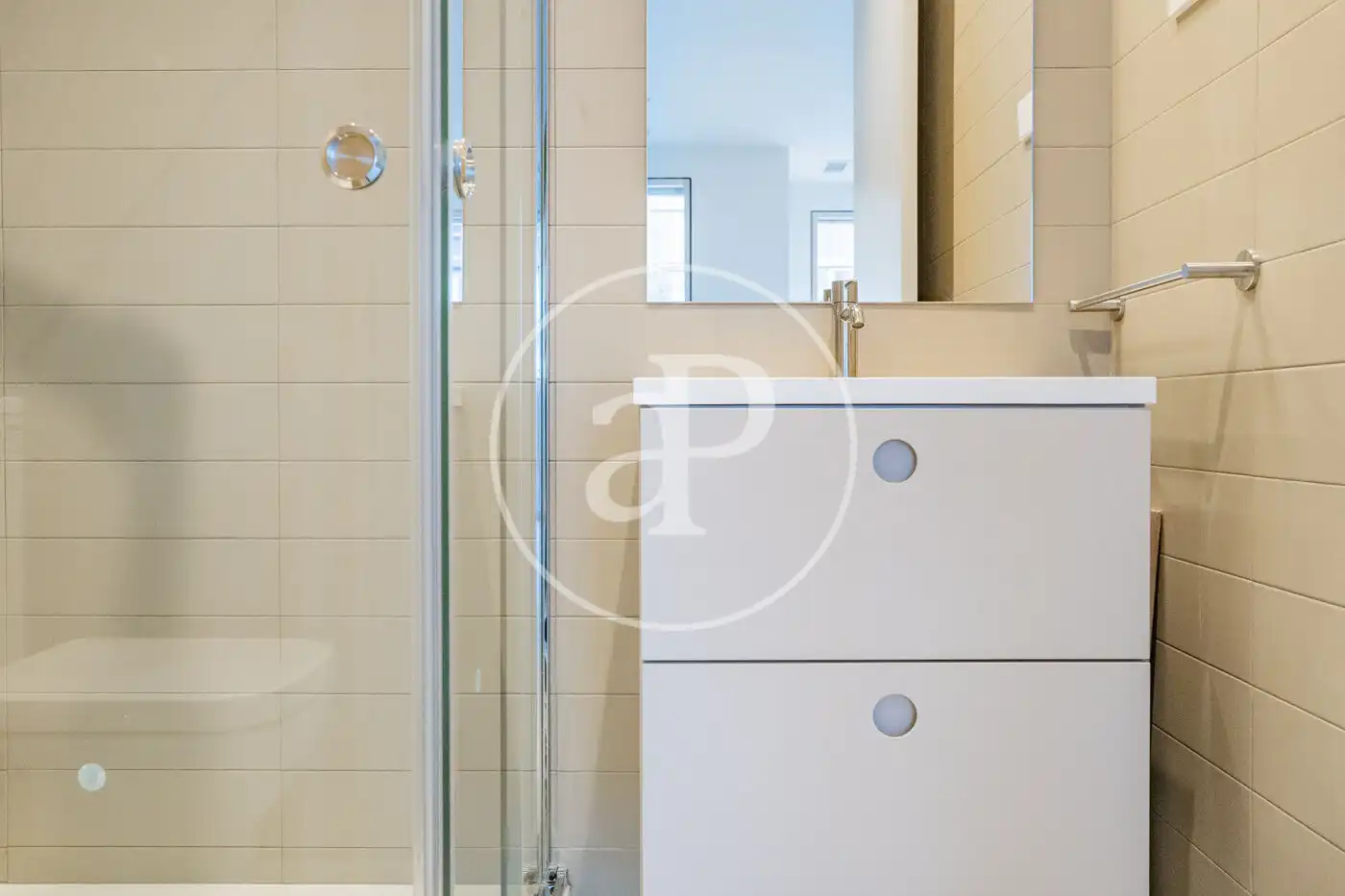 Bathroom of Flat for rent in Madrid  with Air Conditioner, Heating and Private garden