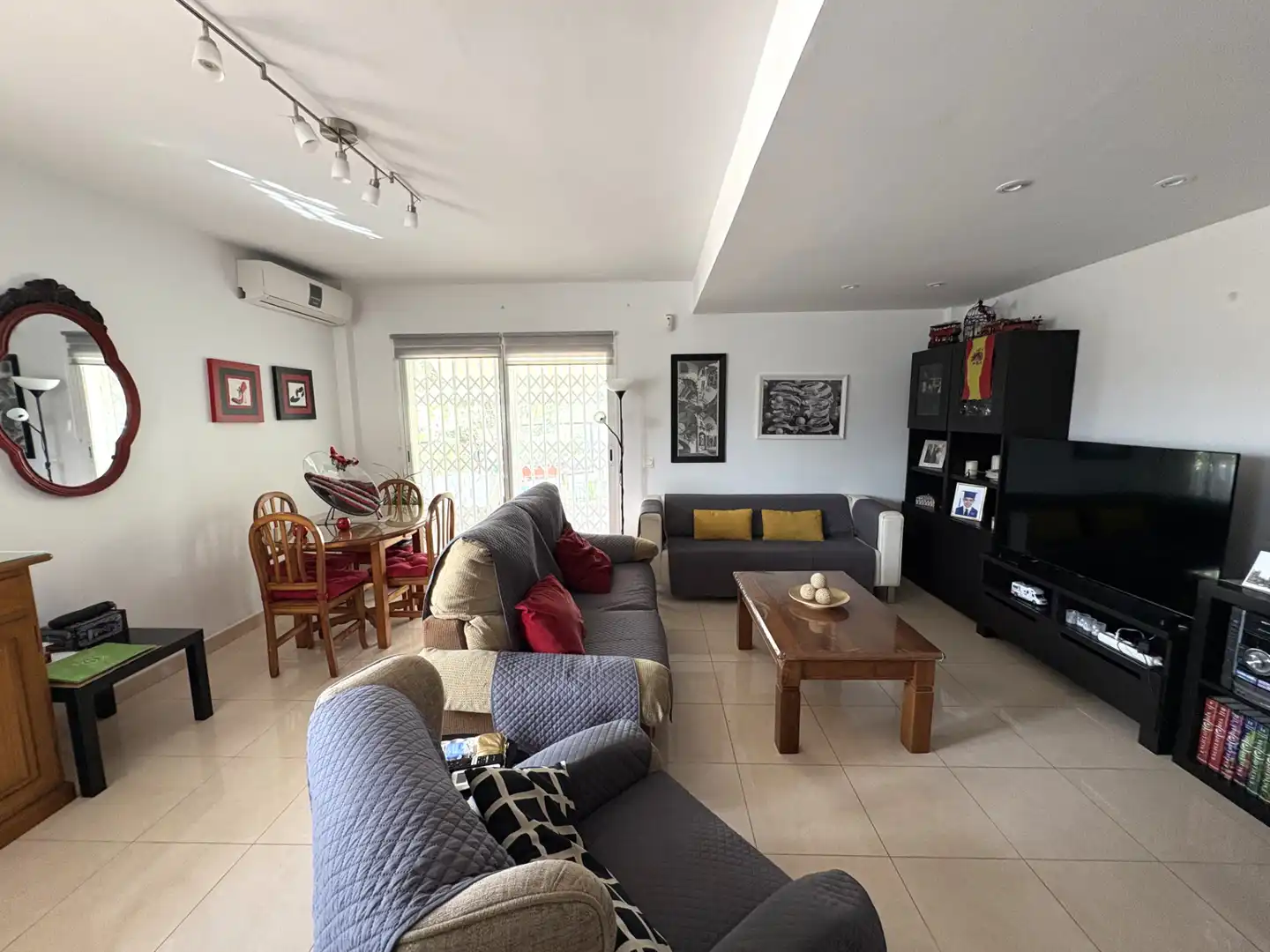 Sala d'estar de Casa o xalet en venda en Cártama amb Aire condicionat, Calefacció i Jardí privat
