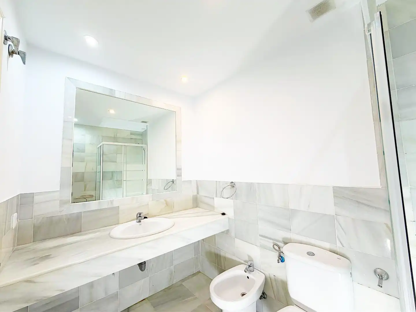 Badezimmer von Erdgeschoss zum Verkauf in El Puerto de Santa María mit Klimaanlage, Heizung und Privatgarten