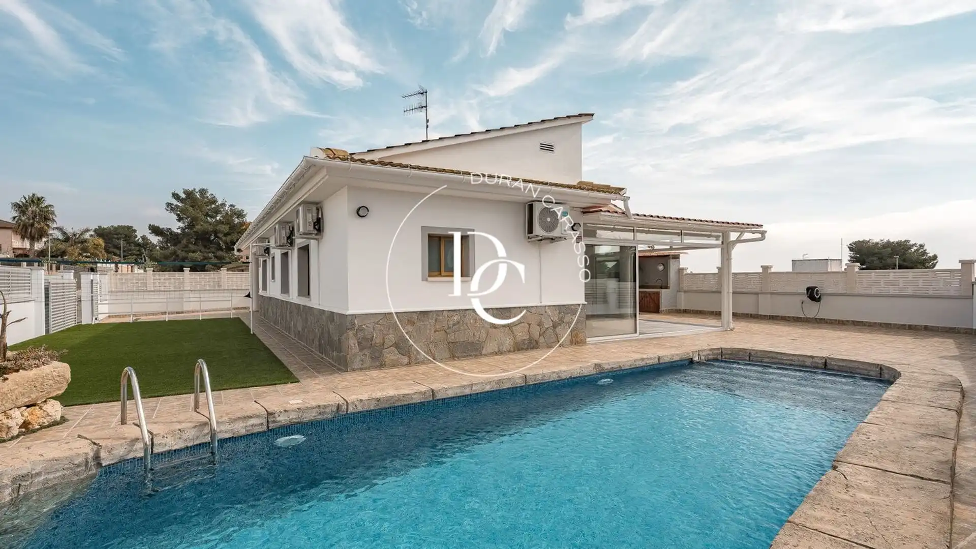 Vista exterior de Casa o chalet de alquiler en Cubelles con Aire acondicionado, Calefacción y Jardín privado