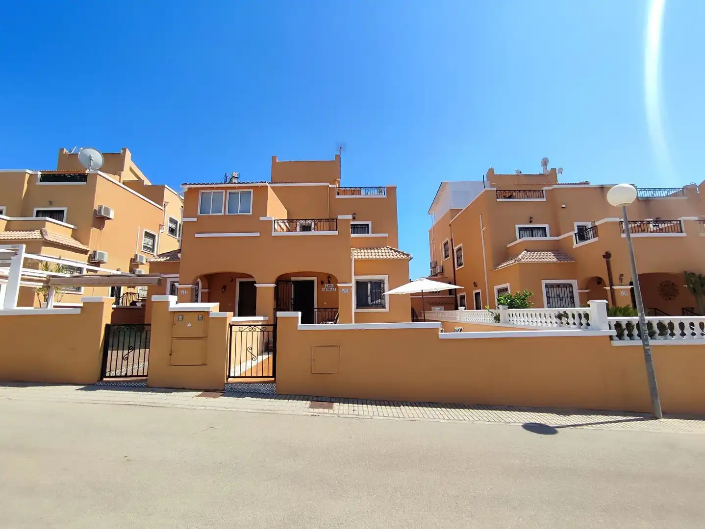 Außenansicht von Einfamilien-Reihenhaus zum Verkauf in Orihuela mit Klimaanlage, Terrasse und Möbliert