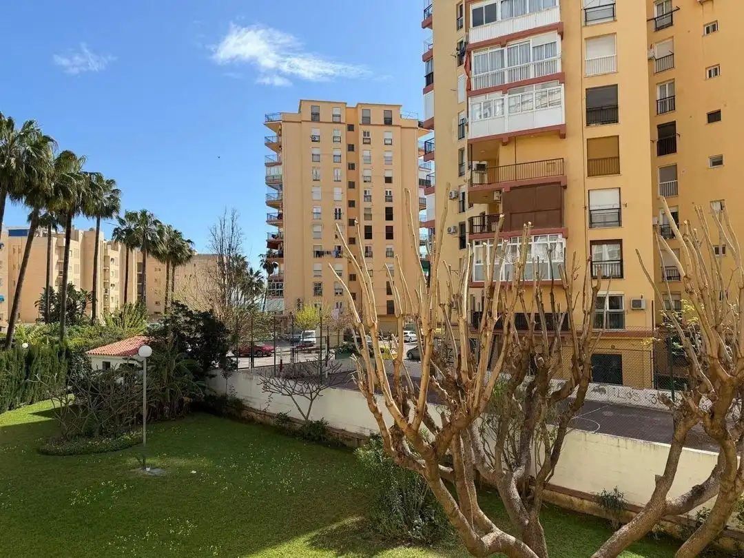 Vista exterior de Pis en venda en Torremolinos amb Aire condicionat, Terrassa i Piscina comunitària