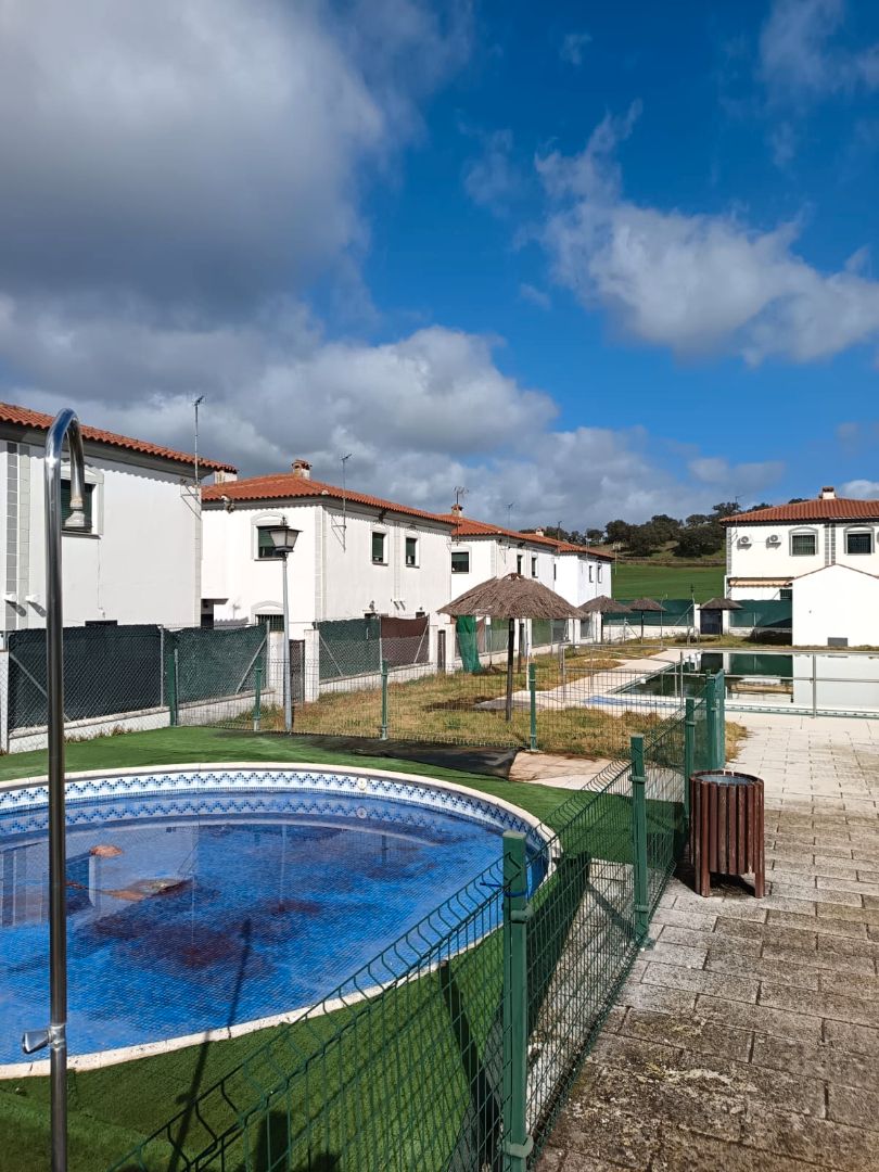 Vista exterior de Casa adosada en venta en El Real de la Jara con Trastero y Piscina comunitaria