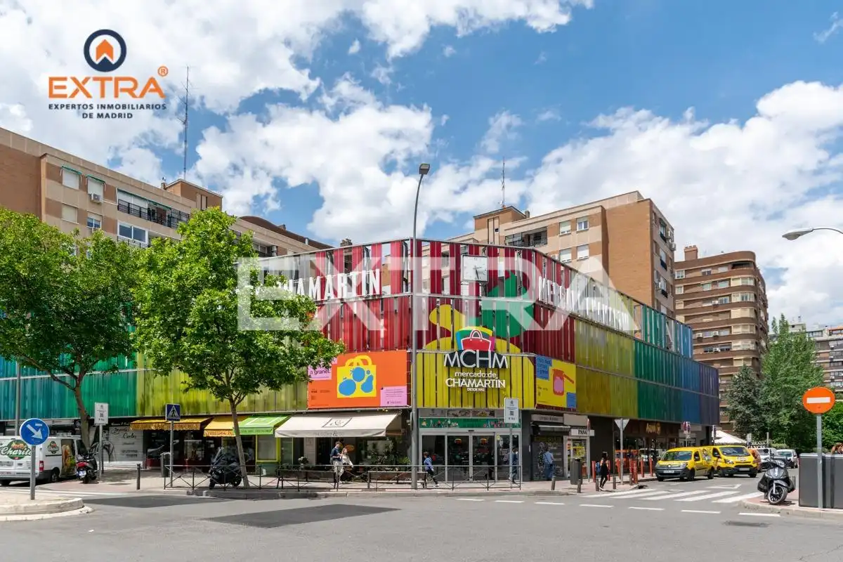 Vista exterior de Local de lloguer en Madrid amb Aire condicionat i Moblat