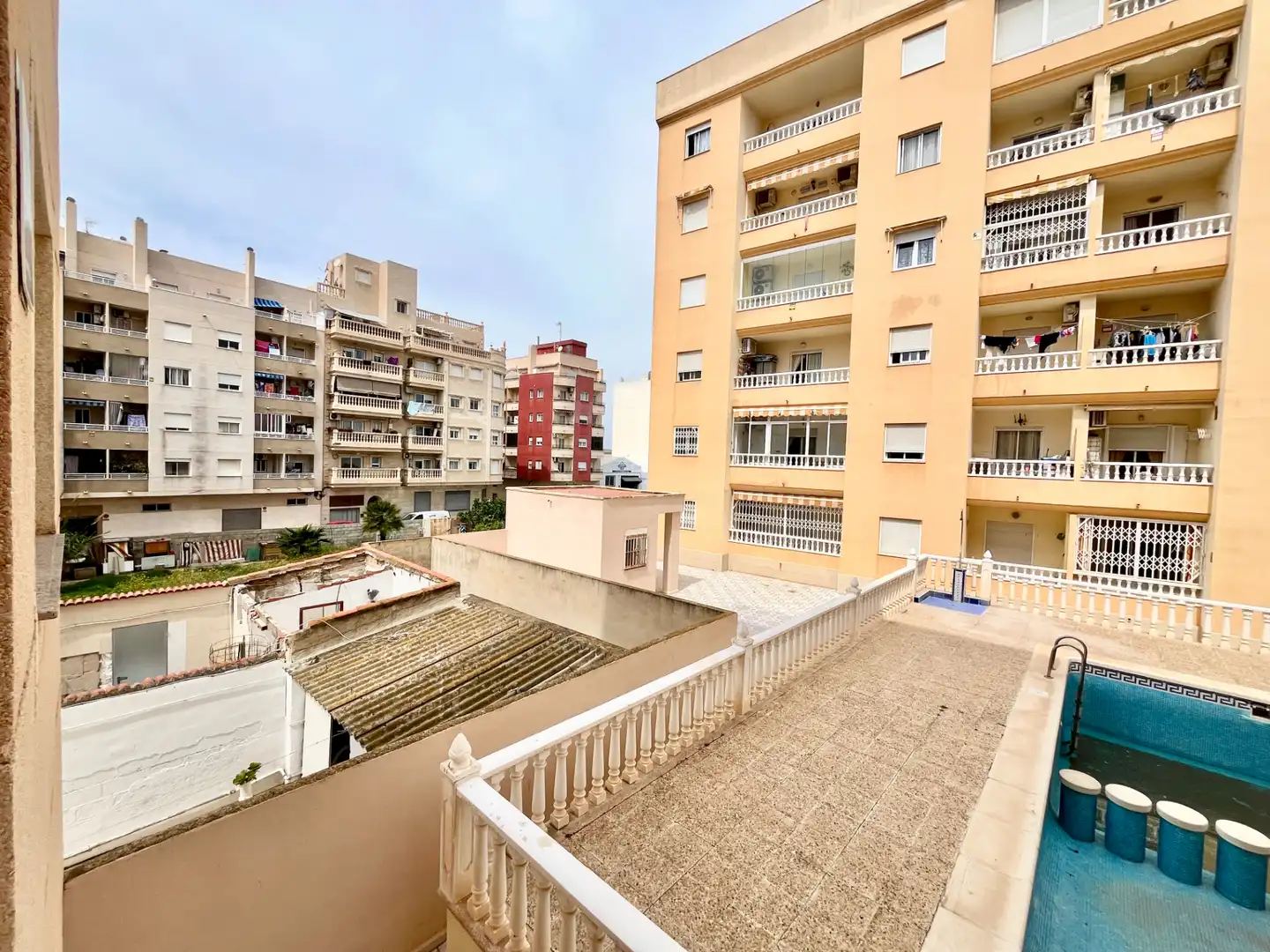 Außenansicht von Wohnung zum Verkauf in Torrevieja mit Klimaanlage, Heizung und Terrasse