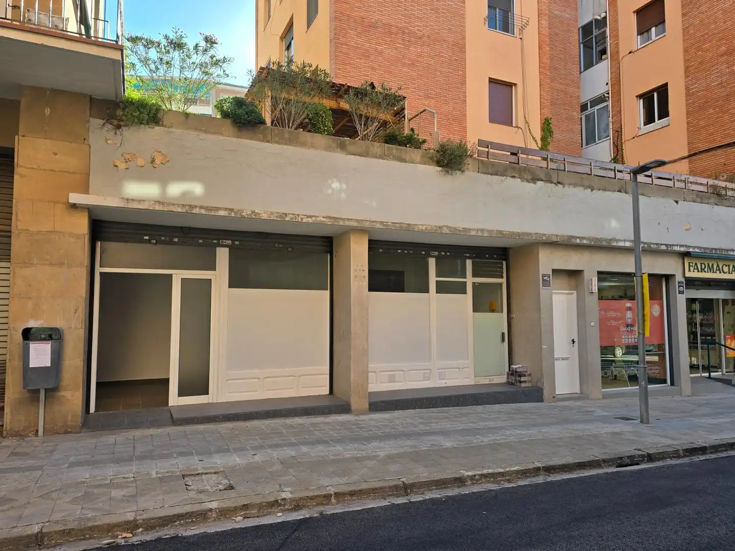 Vista exterior de Local en venta en Manresa