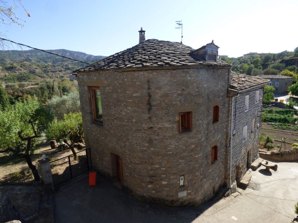 Vista exterior de Casa o xalet en venda en Aínsa-Sobrarbe amb Jardí privat