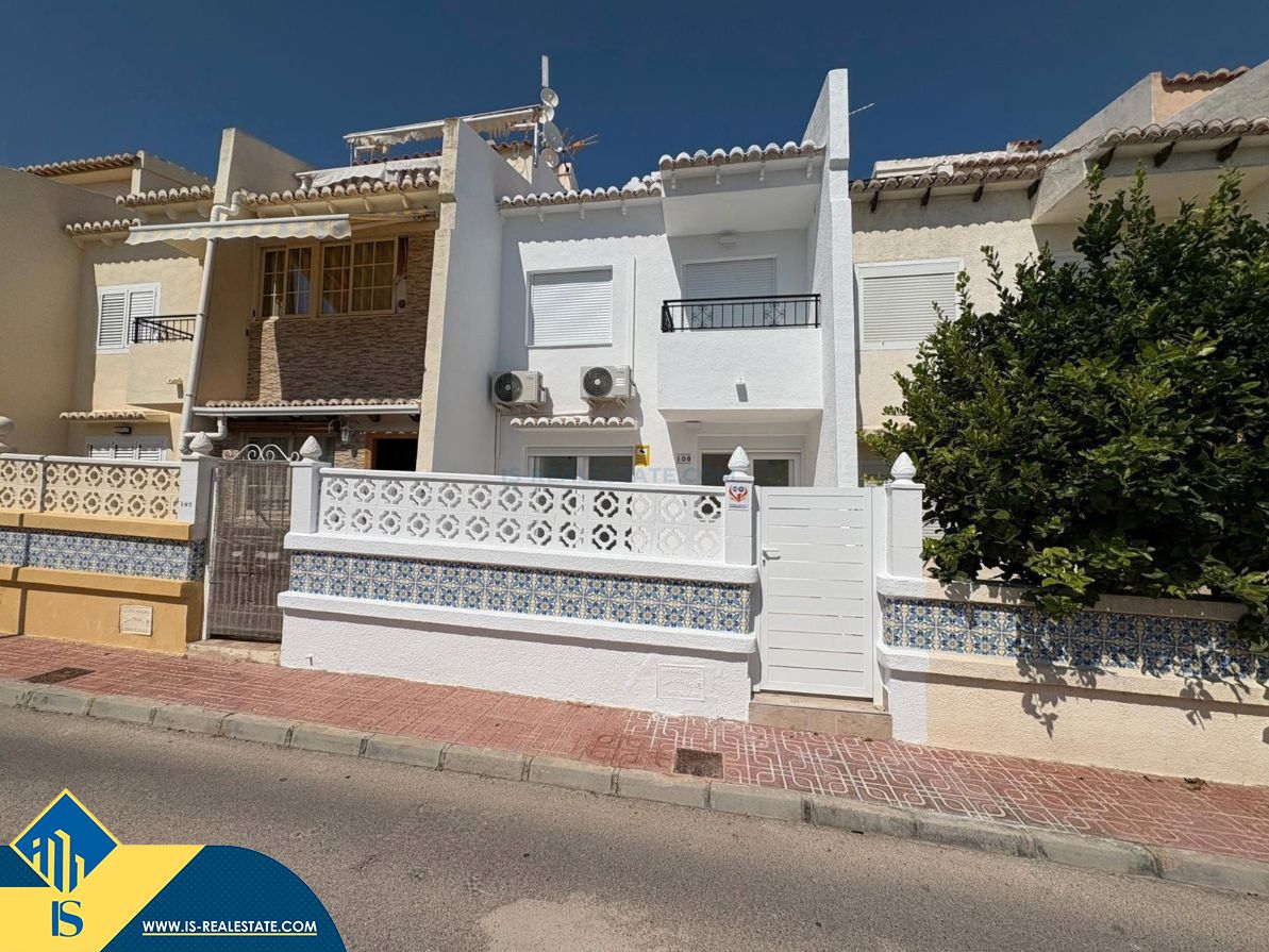 Vista exterior de Casa adosada en venda en Torrevieja amb Aire condicionat, Calefacció i Terrassa