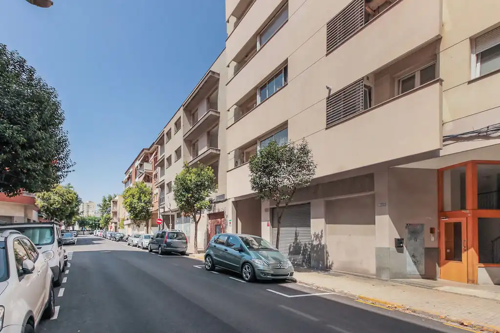 Vista exterior de Local en venta en Reus con Alarma