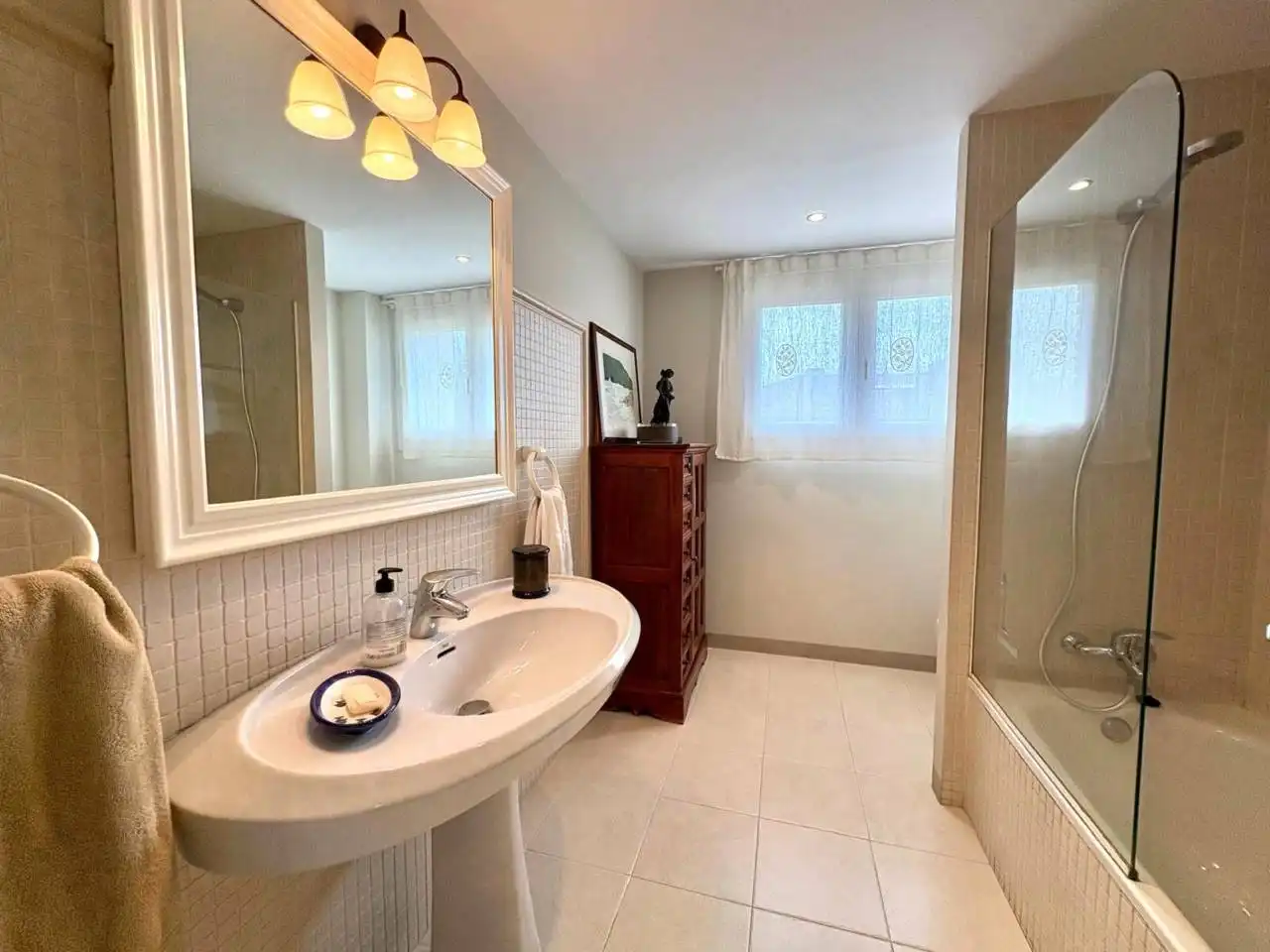 Badezimmer von Maisonette zum Verkauf in Sant Cugat del Vallès mit Klimaanlage, Heizung und Parkett