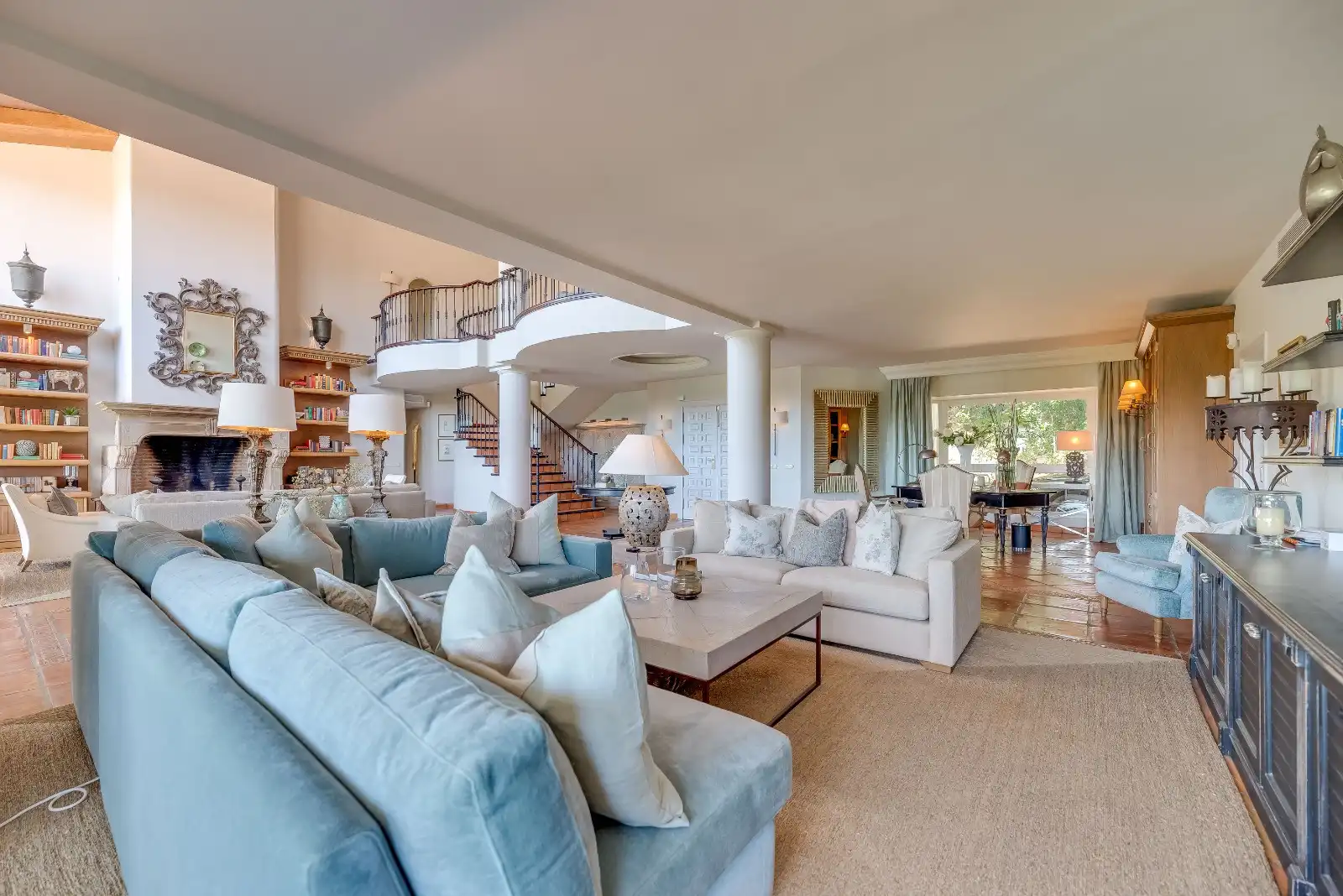 Sala d'estar de Casa o xalet en venda en Marbella amb Aire condicionat, Jardí privat i Terrassa