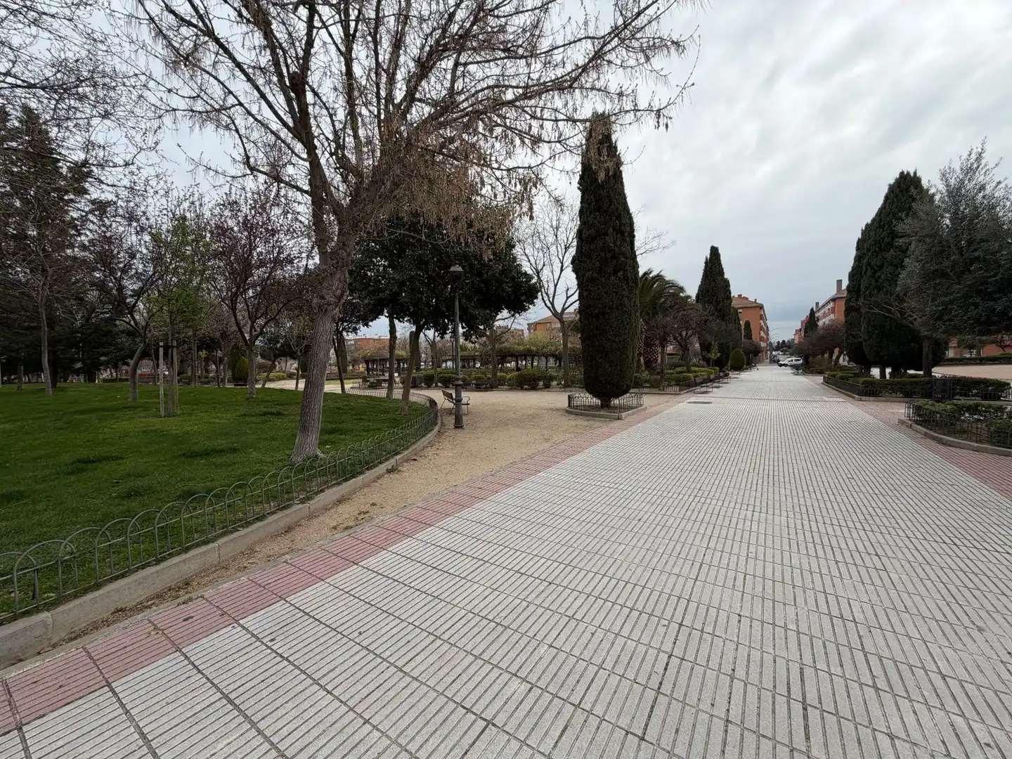 Vista exterior de Casa adosada en venta en Fuenlabrada con Aire acondicionado, Calefacción y Trastero
