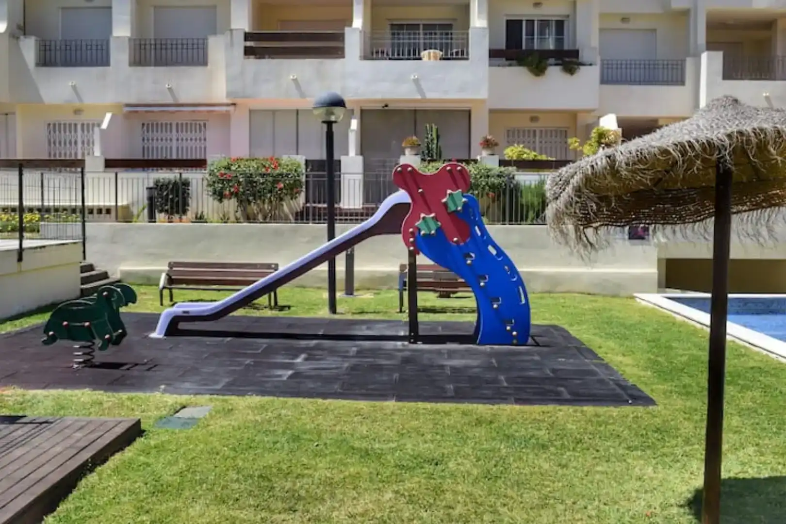 Parkplatz von Wohnungen zur Miete in Roquetas de Mar mit Klimaanlage, Schwimmbad und Balkon