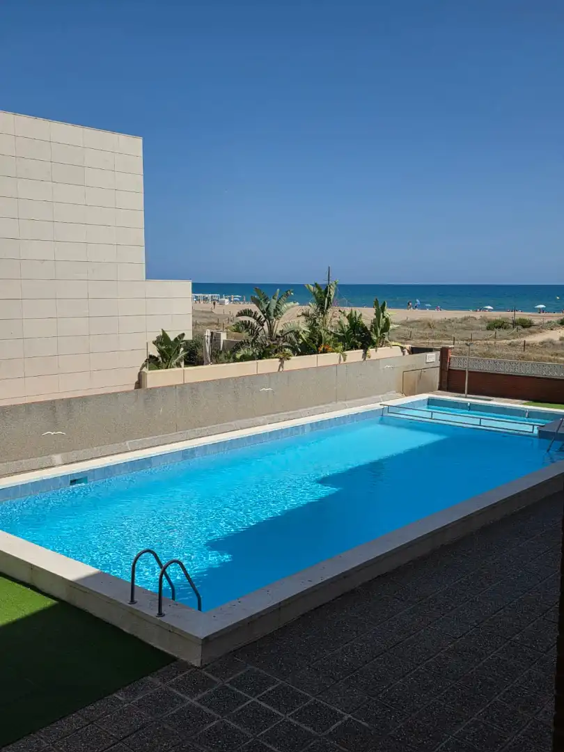 Schwimmbecken von Wohnungen zum Verkauf in Castelldefels mit Heizung, Terrasse und Ofen