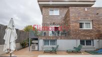 Vista exterior de Casa adosada en venda en Villaviciosa de Odón amb Aire condicionat, Terrassa i Piscina