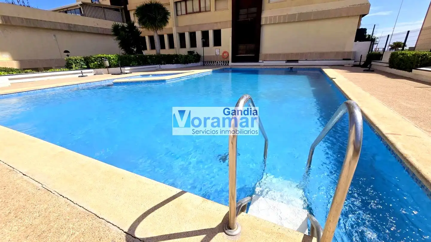 Piscina de Apartament de lloguer en Gandia amb Aire condicionat, Terrassa i Moblat