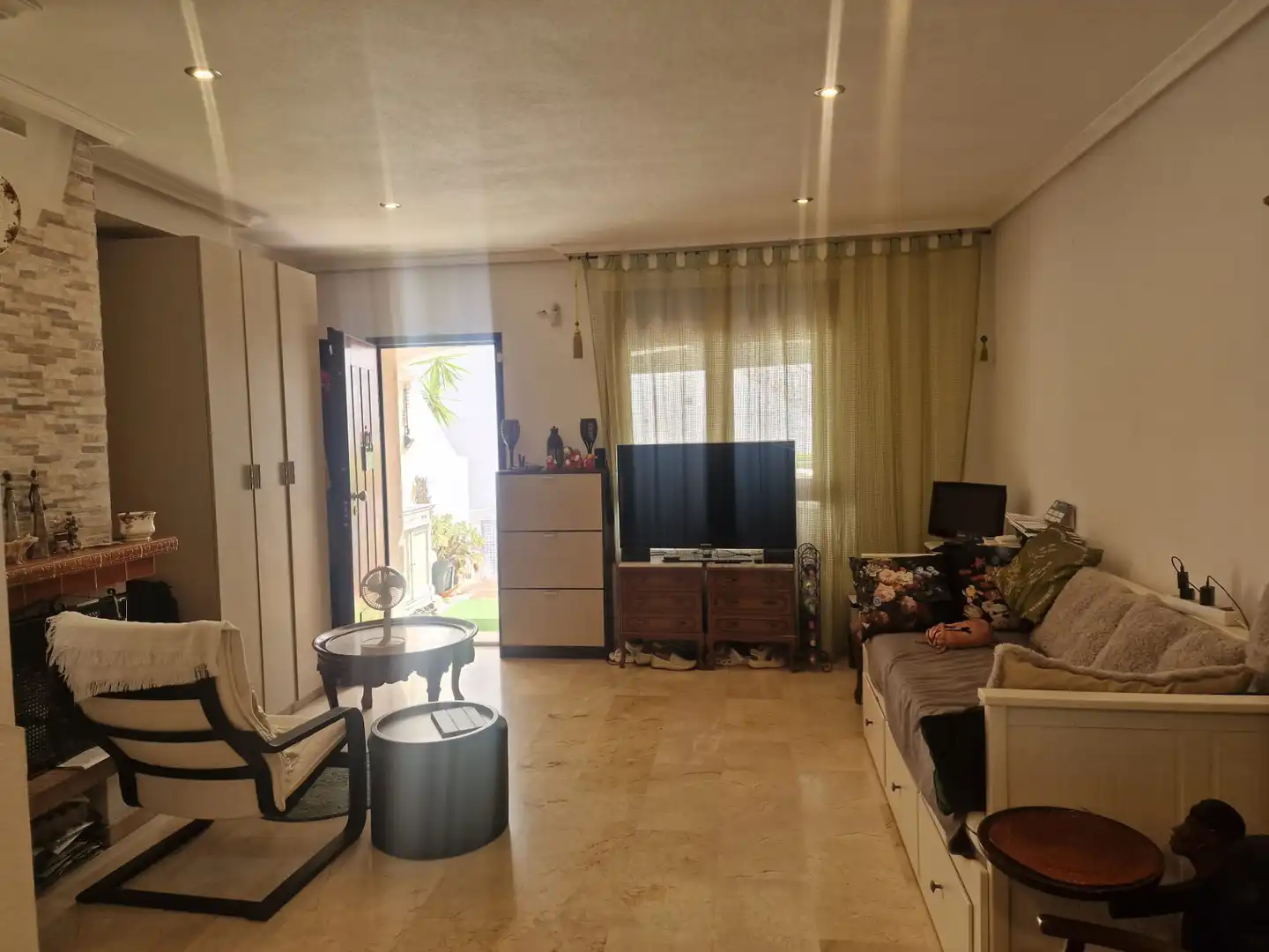 Sala d'estar de Casa adosada en venda en Orihuela amb Aire condicionat, Jardí privat i Terrassa