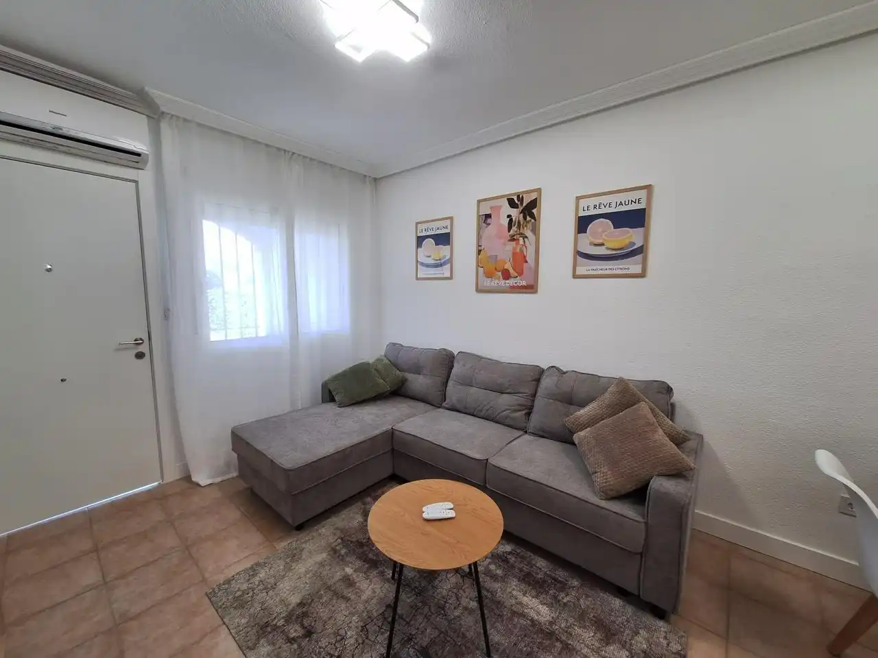 Sala d'estar de Planta baixa en venda en Torrevieja amb Terrassa, Moblat i Piscina comunitària