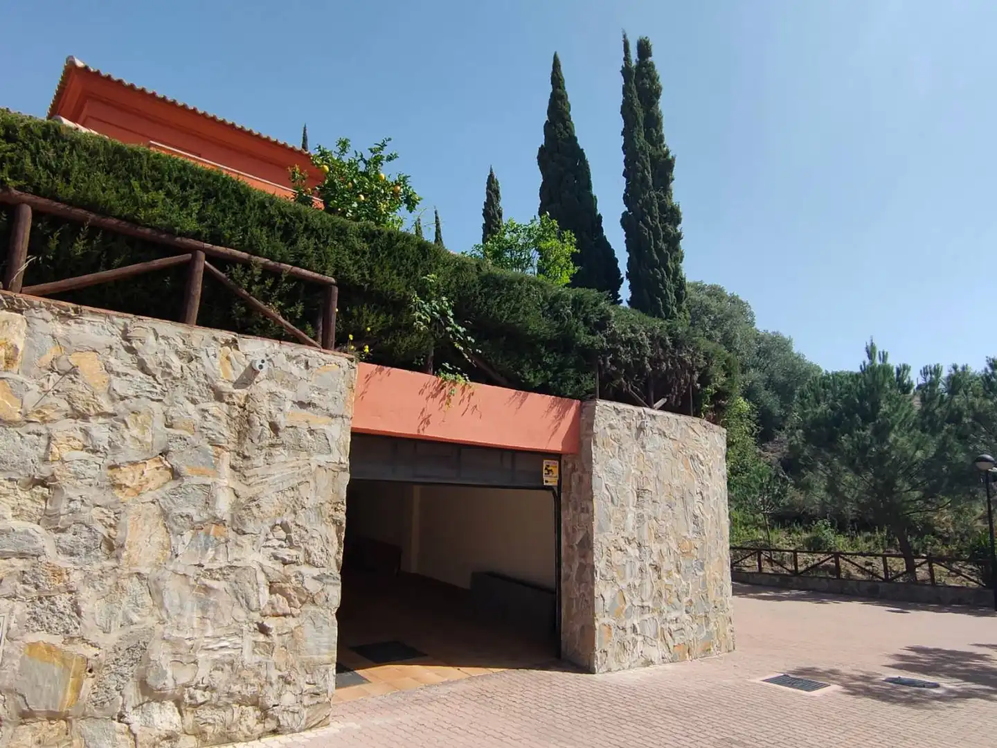 Vista exterior de Casa adosada de lloguer en Marbella amb Terrassa
