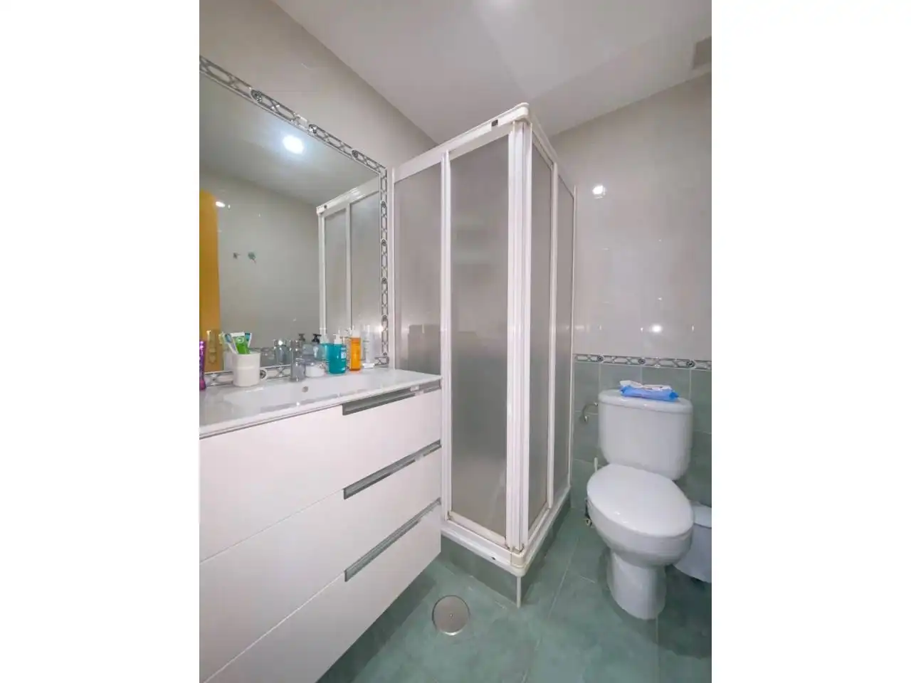 Baño de Piso de alquiler en Estepona con Aire acondicionado, Calefacción y Terraza