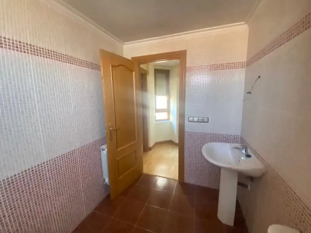 Badezimmer von Büro zur Miete in La Bañeza  mit Heizung, Balkon und Internet