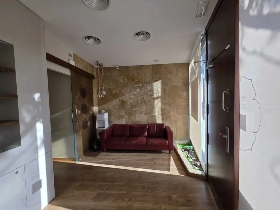 Local comercial de lloguer a Av. de Ansaldo, imagen 2