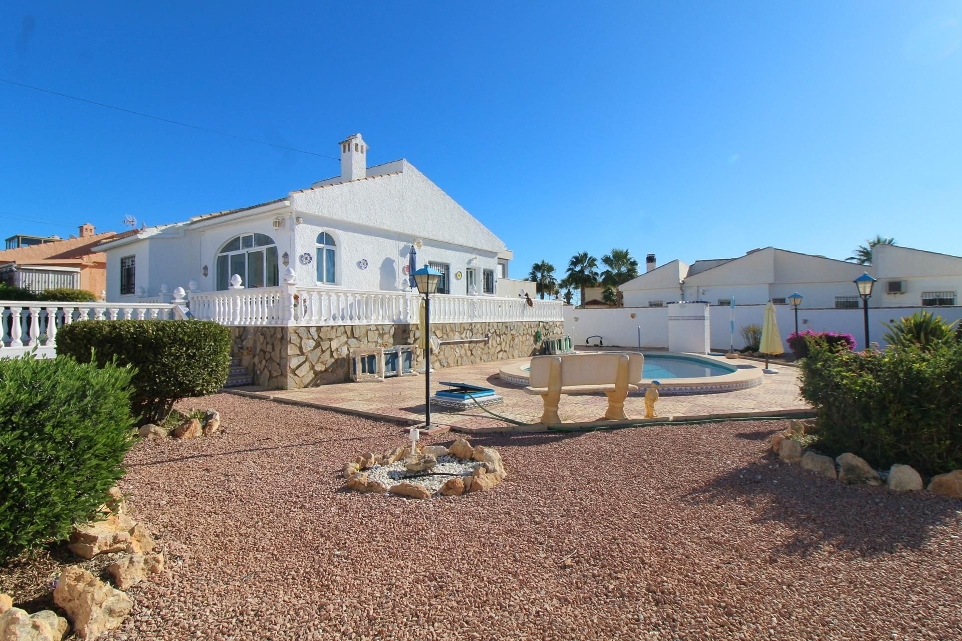 Vista exterior de Casa o xalet en venda en Torrevieja amb Aire condicionat, Calefacció i Jardí privat