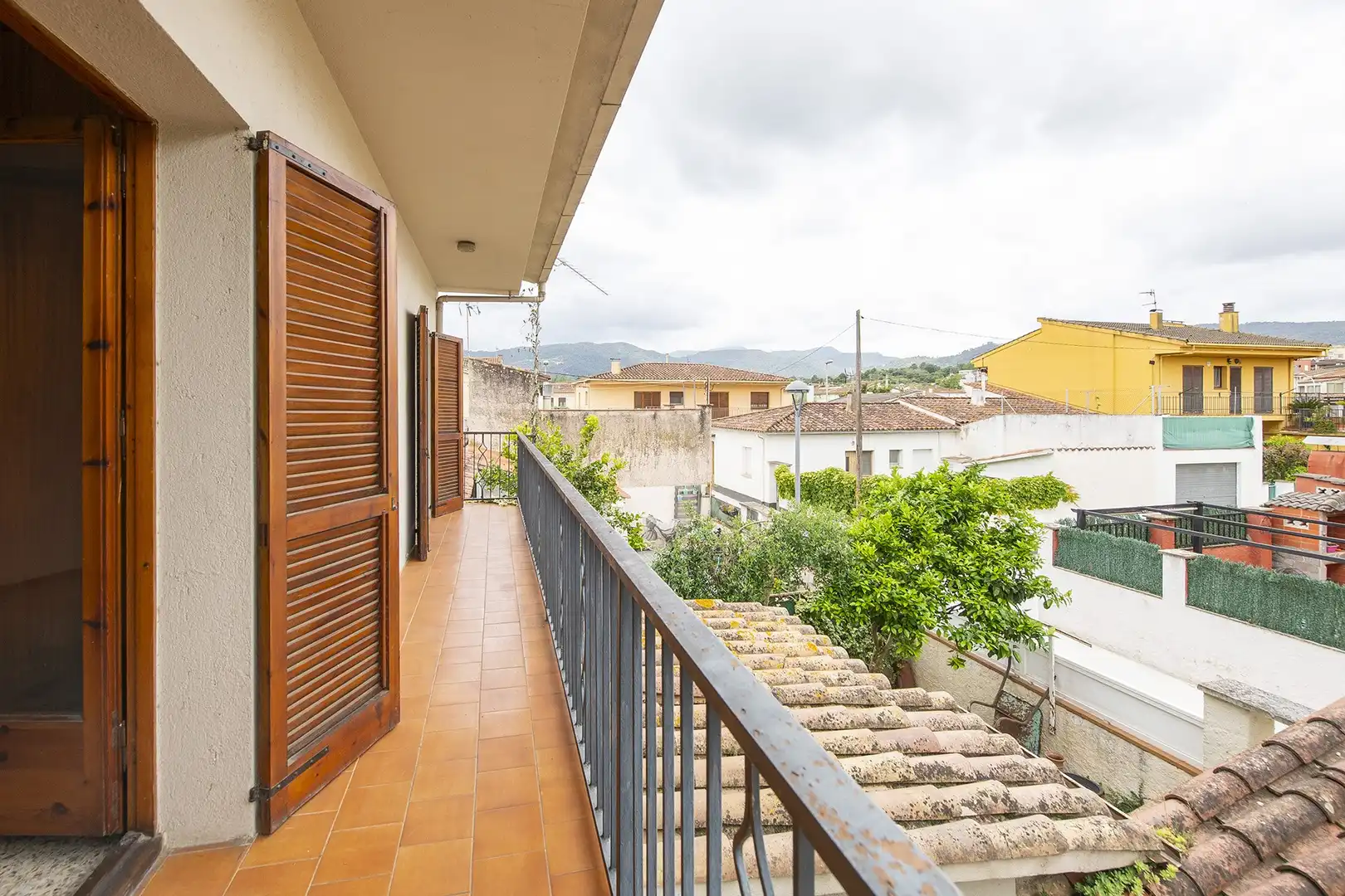 Außenansicht von Einfamilien-Reihenhaus zum Verkauf in Banyoles mit Heizung, Terrasse und Balkon