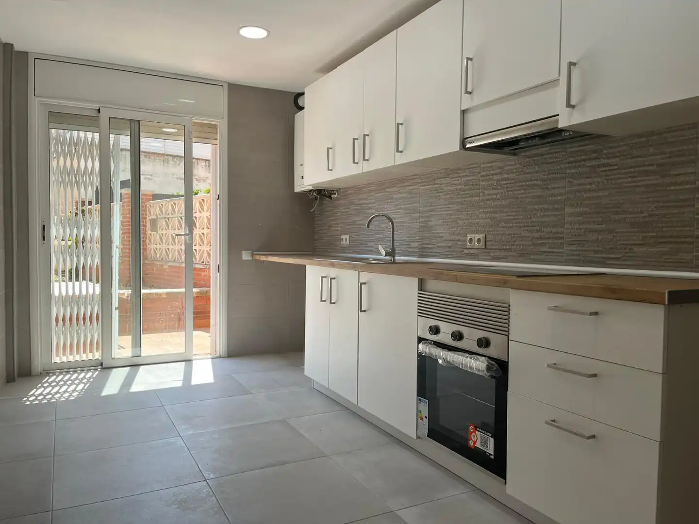 Kitchen of Flat for sale in Sabadell  with Air Conditioner, Heating and Private garden