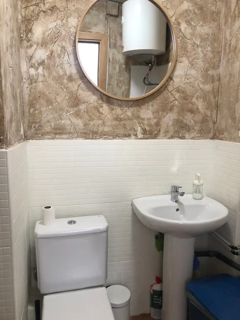 Badezimmer von Geschaftsraum zur Miete in Sant Andreu de Llavaneres mit Klimaanlage, Heizung und Parkett