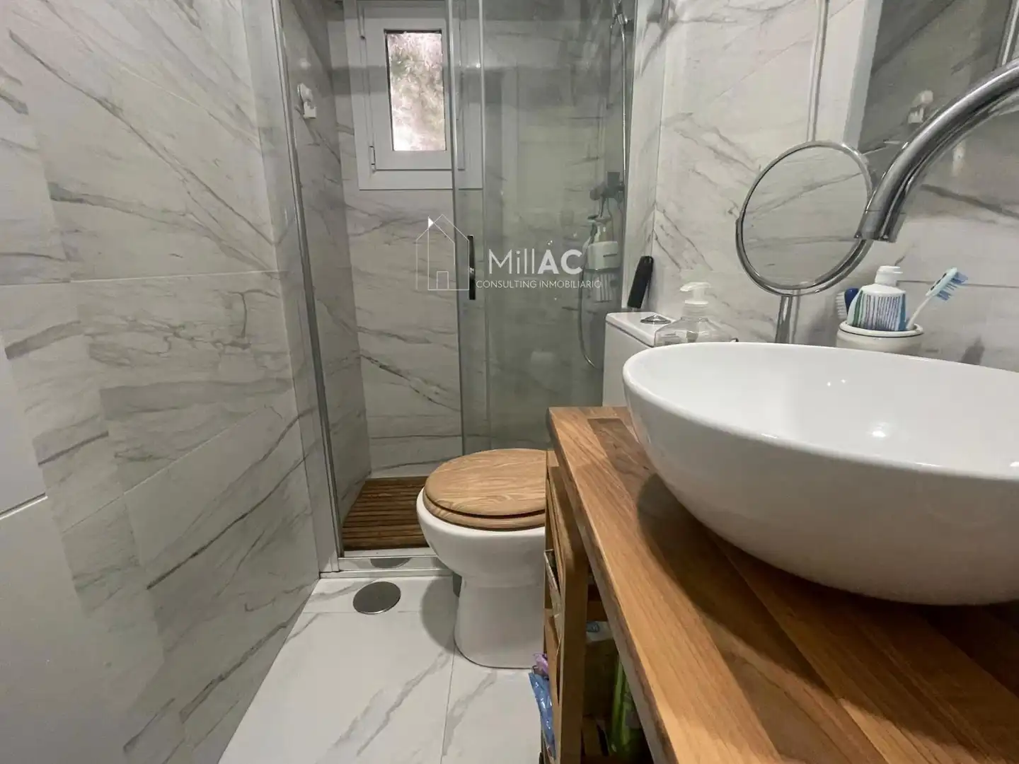 Bathroom of Flat for sale in Madrid  with Air Conditioner and Heating