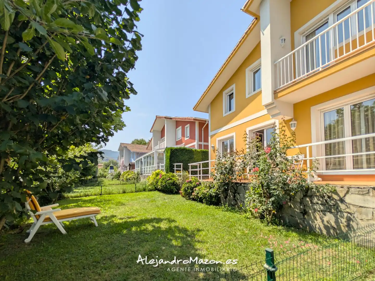 Außenansicht von Einfamilien-Reihenhaus zum Verkauf in Castro-Urdiales mit Heizung, Privatgarten und Terrasse