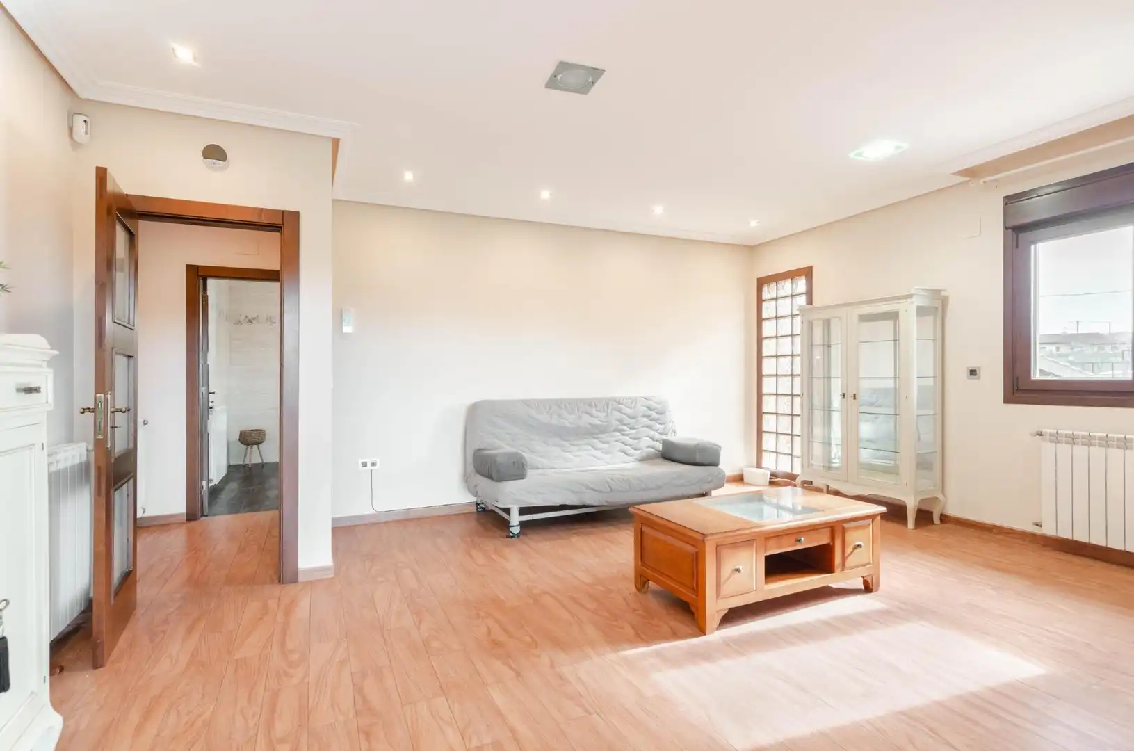 Sala de estar de Casa o chalet en venta en Santo Adriano con Calefacción, Piscina y Alarma