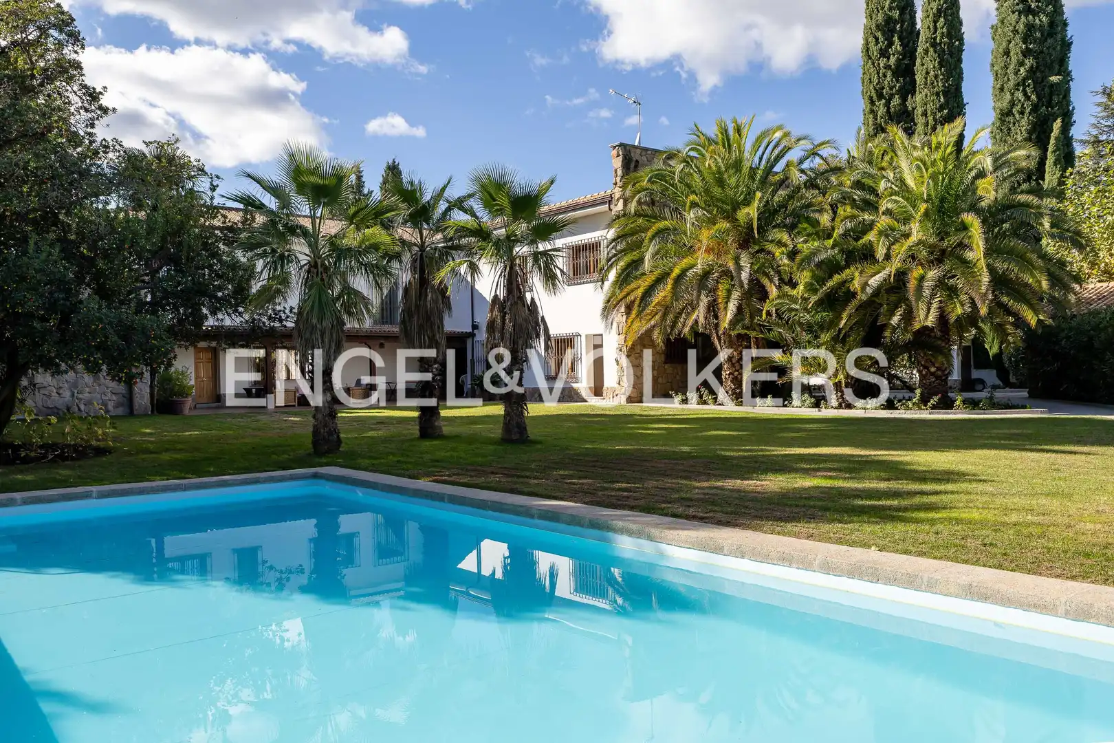 Vista exterior de Casa o xalet de lloguer en Madrid amb Aire condicionat, Calefacció i Jardí privat