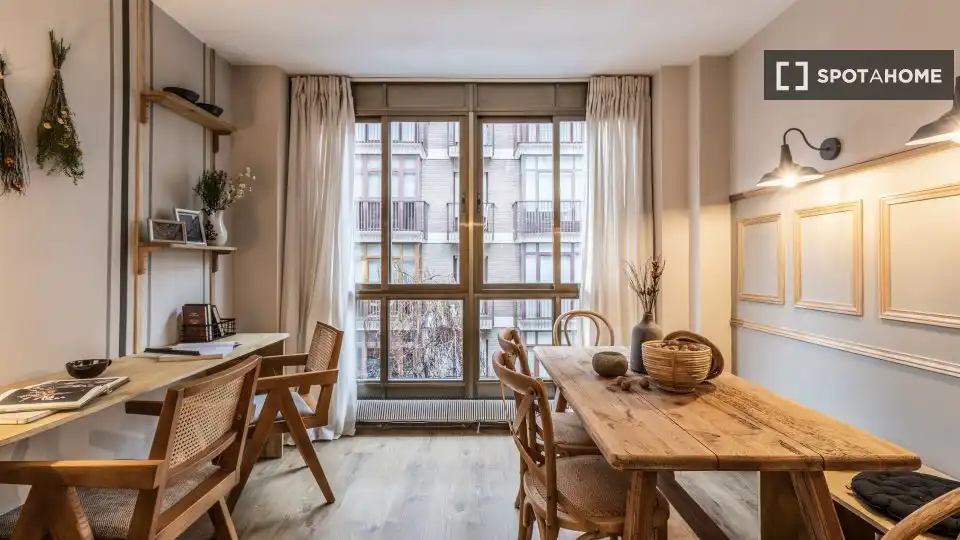 Comedor de Apartamento para compartir en Madrid con Aire acondicionado, Terraza y Amueblado