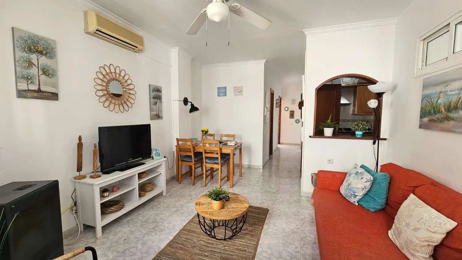 Sala d'estar de Apartament de lloguer en Torremolinos amb Aire condicionat, Calefacció i Terrassa