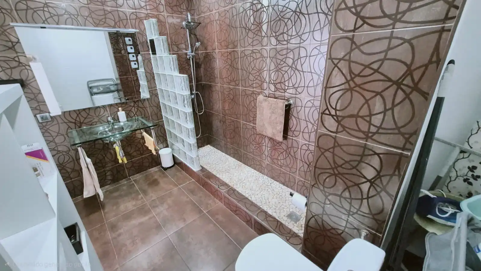 Bathroom of Flat for sale in Sevilla  with Air Conditioner, Oven and Washing machine