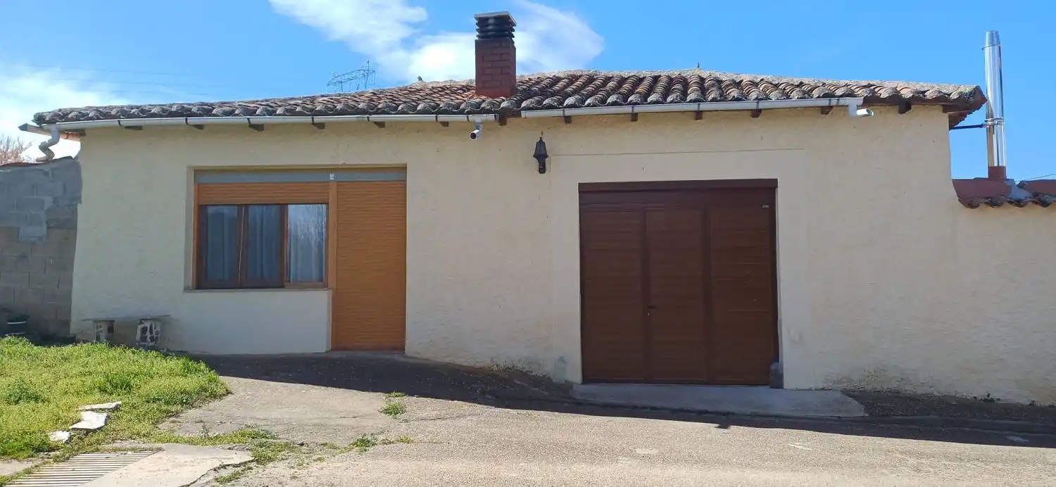 Vista exterior de Casa o xalet en venda en Valderrey amb Calefacció, Terrassa i Traster