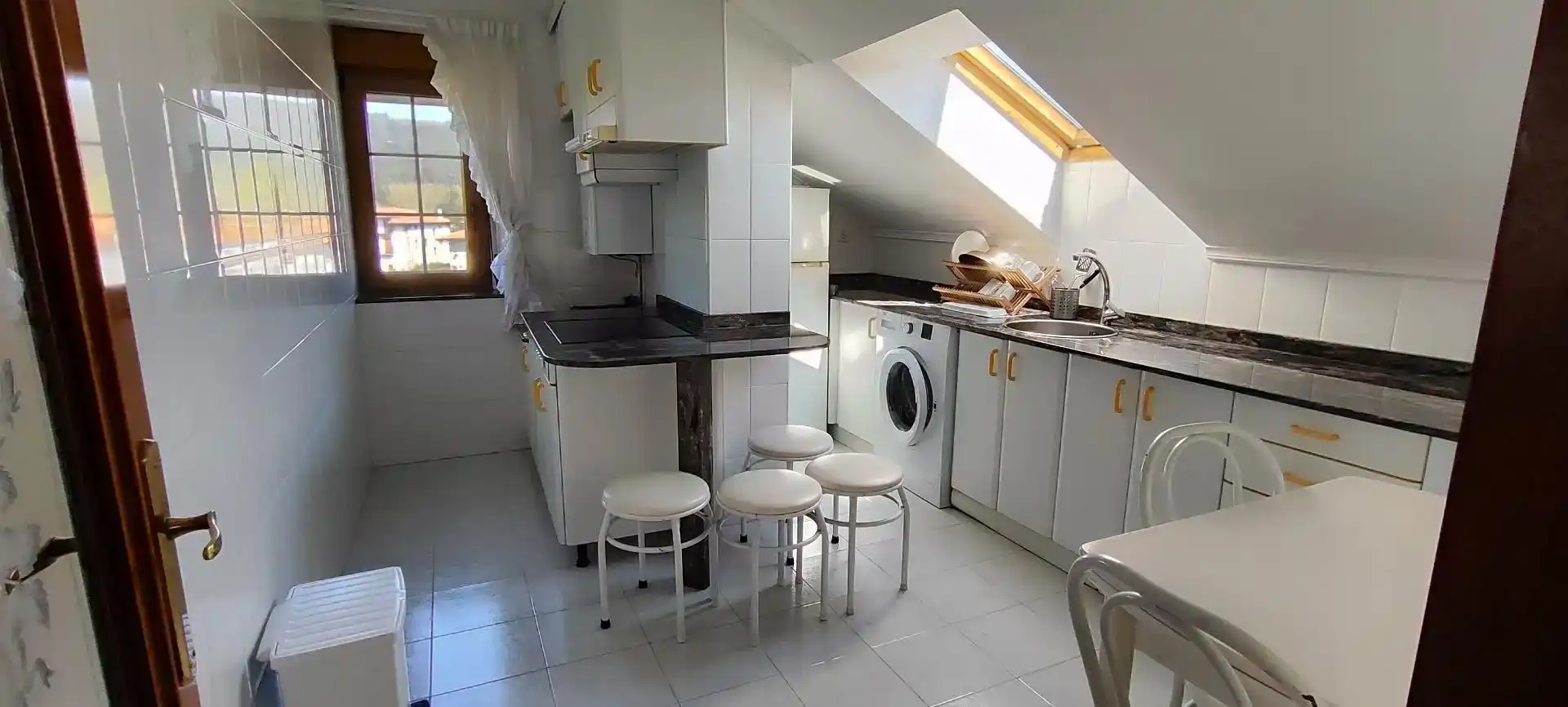 Cuina de Àtic de lloguer en Liendo amb Parquet, Moblat i Rentadora