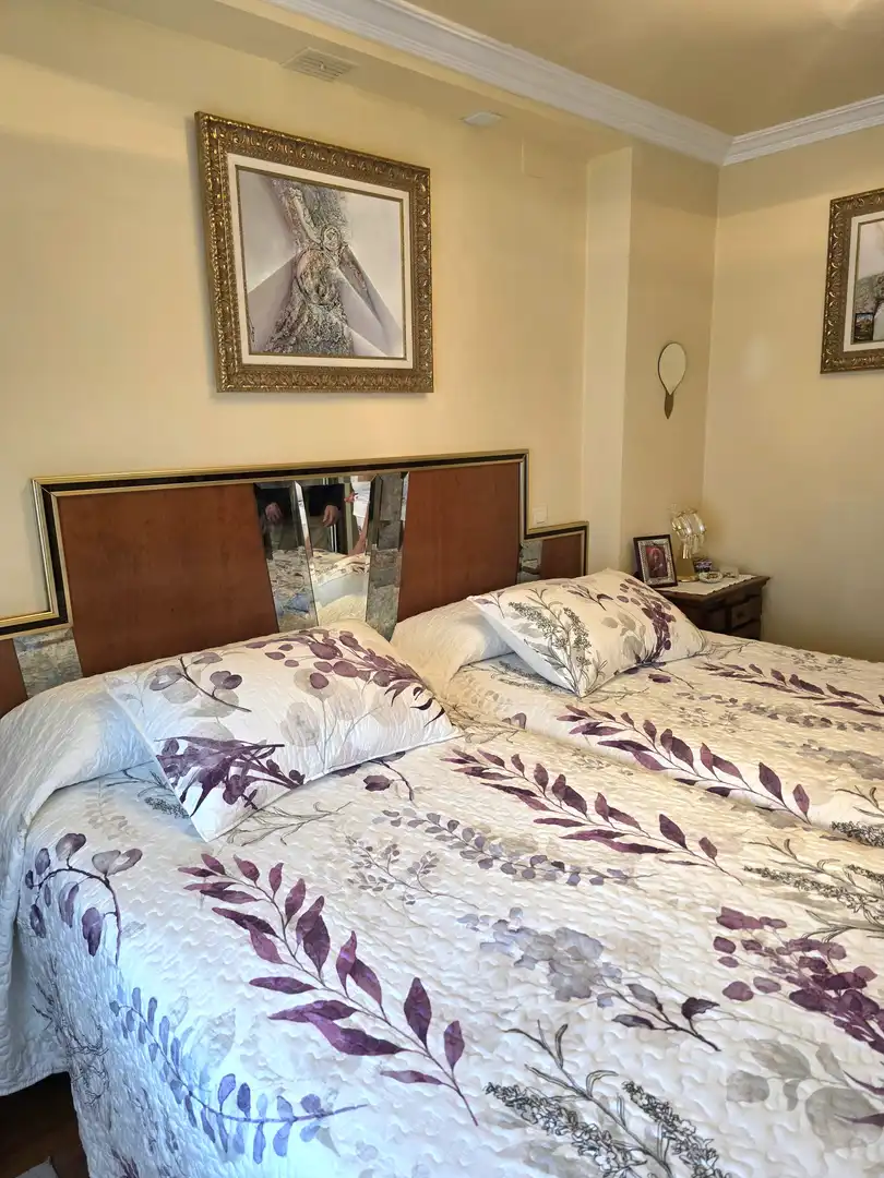 Schlafzimmer von Einfamilien-Reihenhaus zum Verkauf in Castro-Urdiales mit Heizung, Privatgarten und Parkett