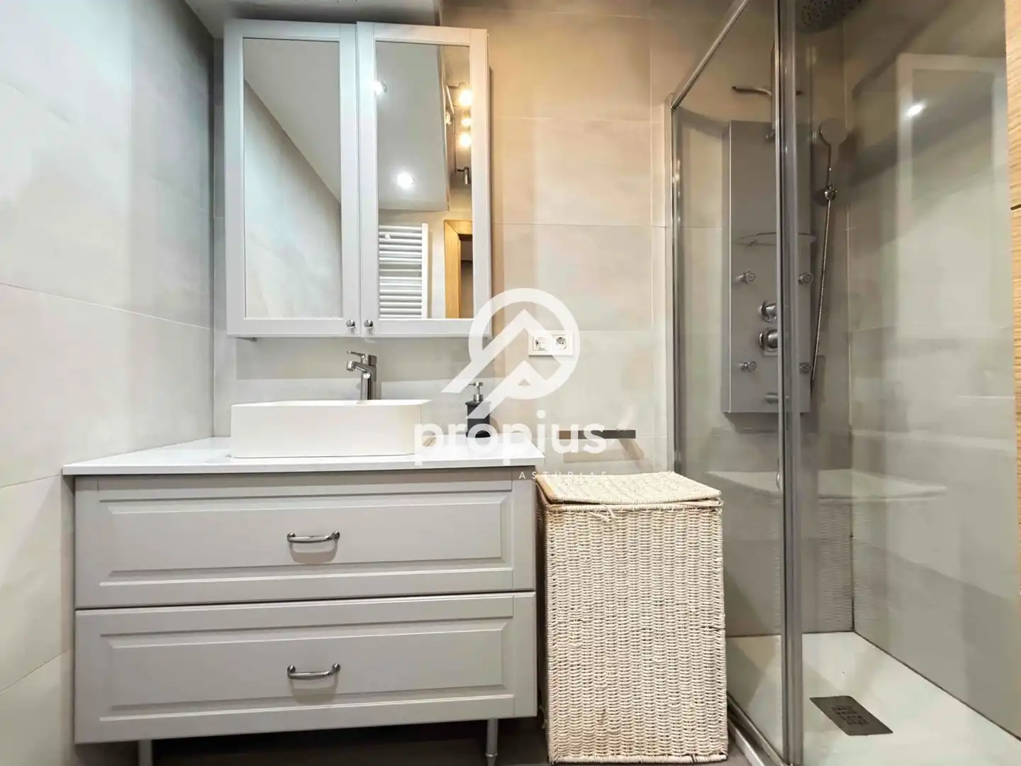 Badezimmer von Wohnung zum Verkauf in Oviedo  mit Heizung, Abstellraum und Möbliert