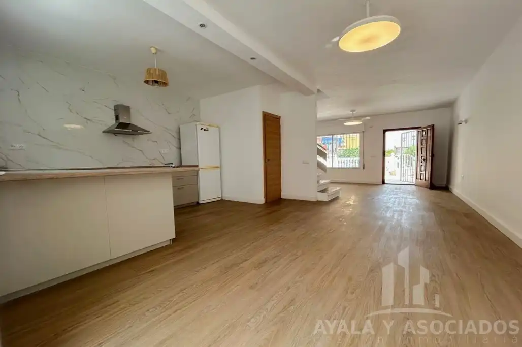 Wohnzimmer von Einfamilien-Reihenhaus zum Verkauf in Cartagena mit Klimaanlage, Heizung und Privatgarten