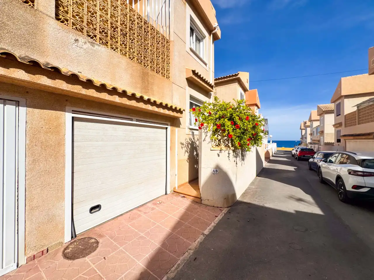 Vista exterior de Casa adosada en venda en Torrevieja amb Aire condicionat, Calefacció i Jardí privat