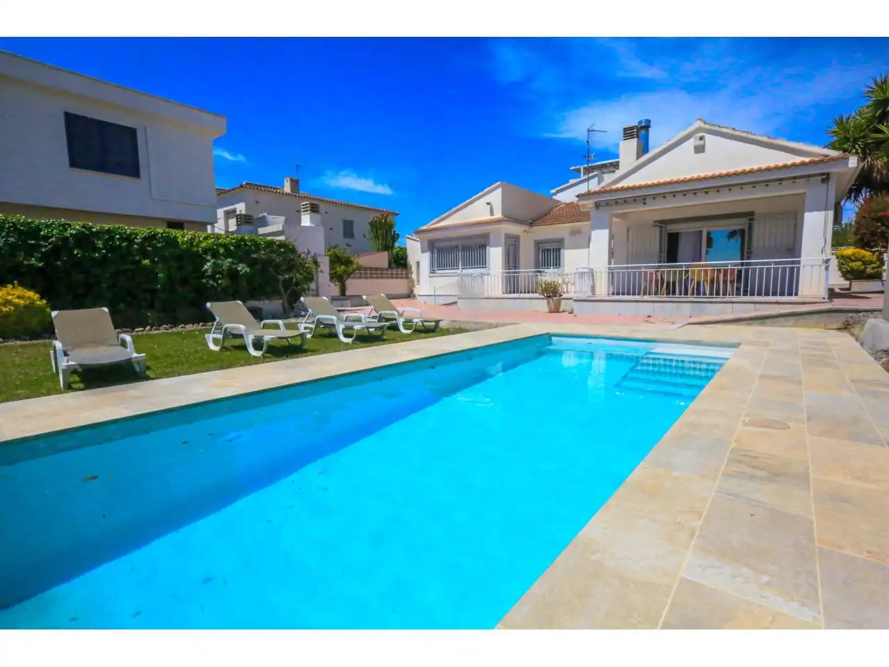 Vista exterior de Casa o xalet en venda en Cambrils amb Aire condicionat, Jardí privat i Parquet