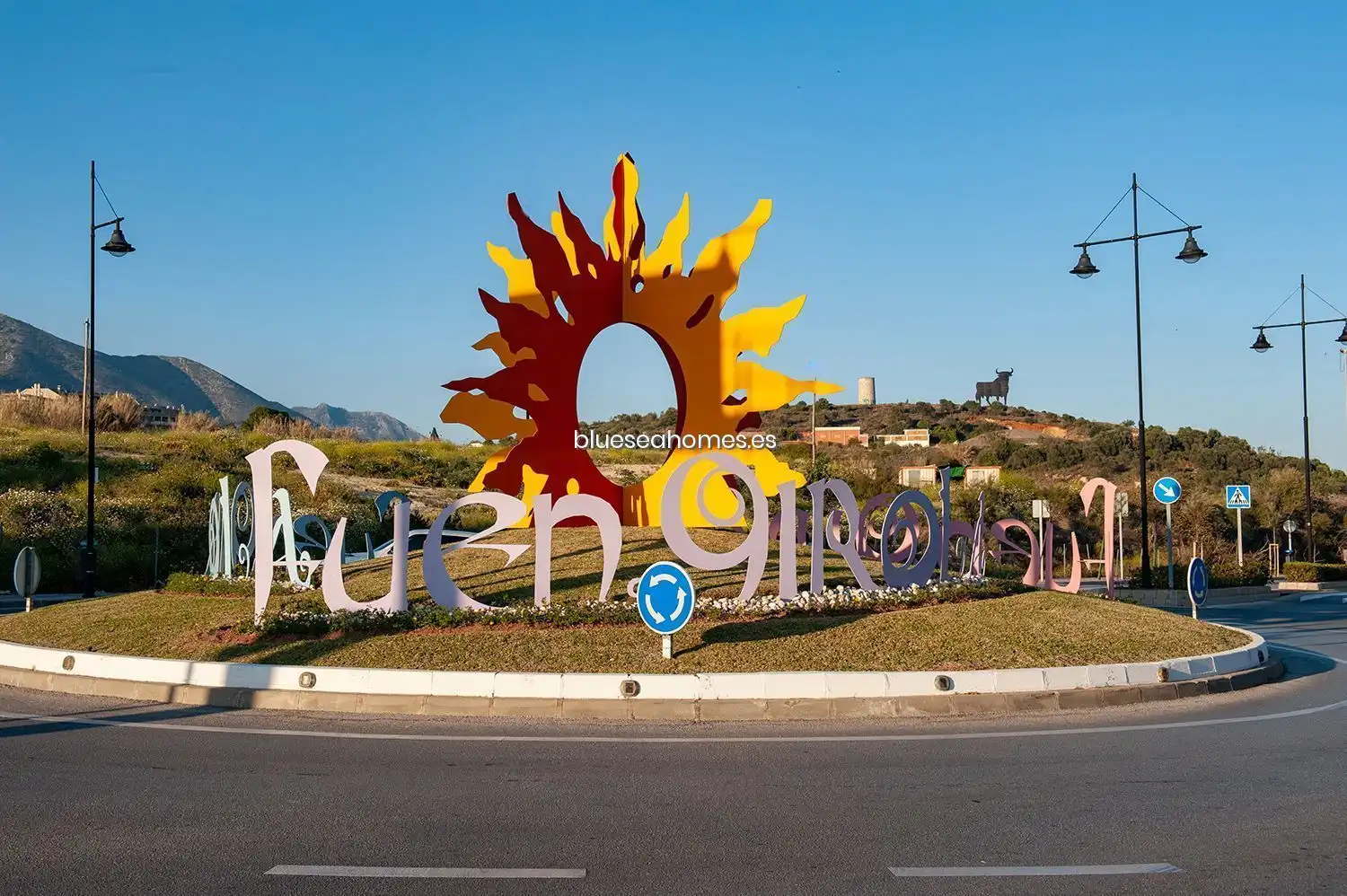 Vista exterior de Casa o xalet en venda en Fuengirola amb Aire condicionat, Jardí privat i Terrassa