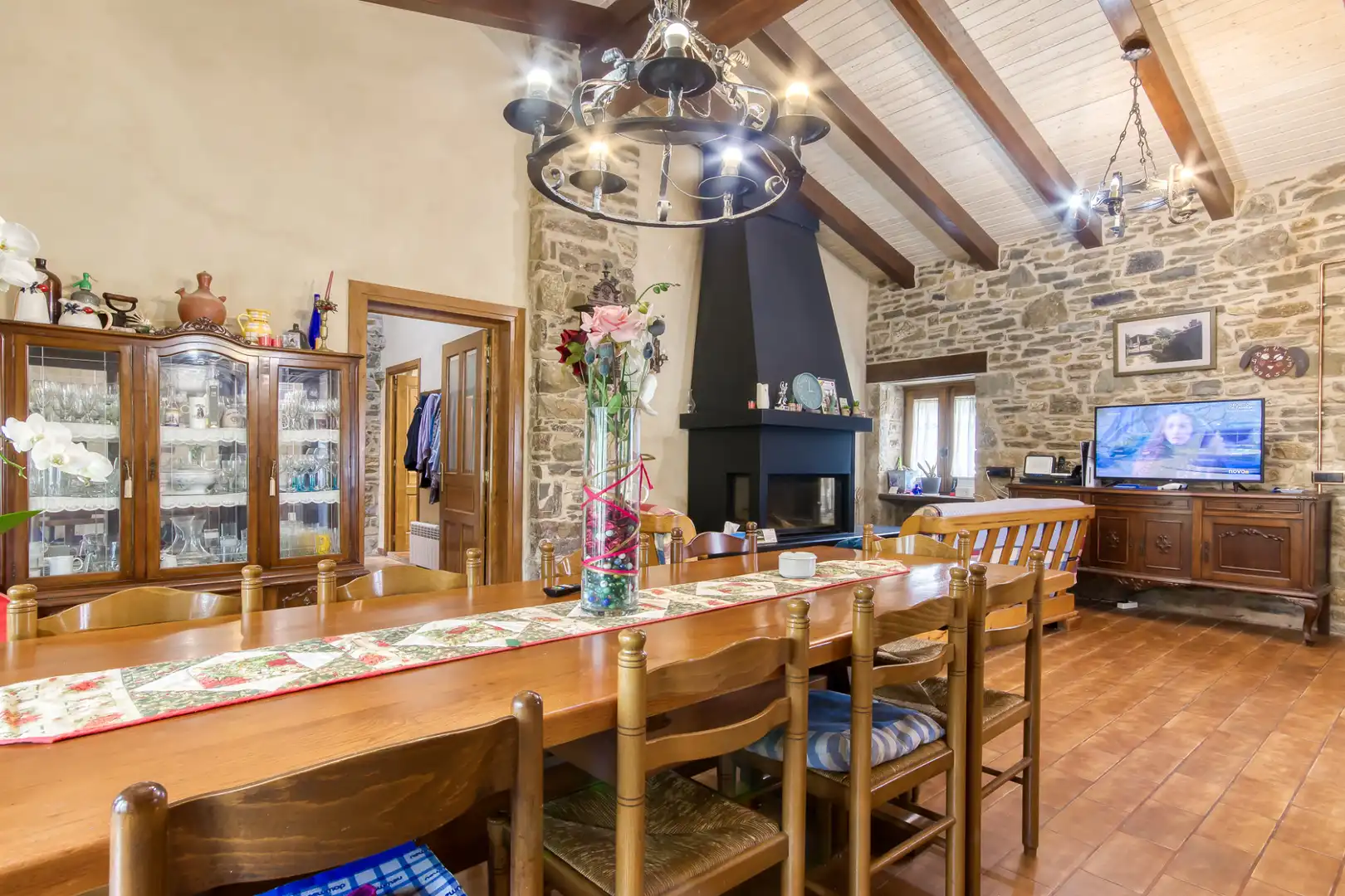 Esszimmer von Country house zum Verkauf in Sant Joan Les Fonts mit Klimaanlage, Heizung und Privatgarten