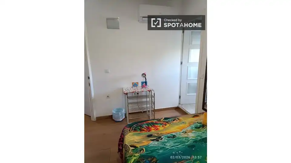 Bedroom of Flat for share in Madrid  with Air Conditioner, Terrace and Furnished