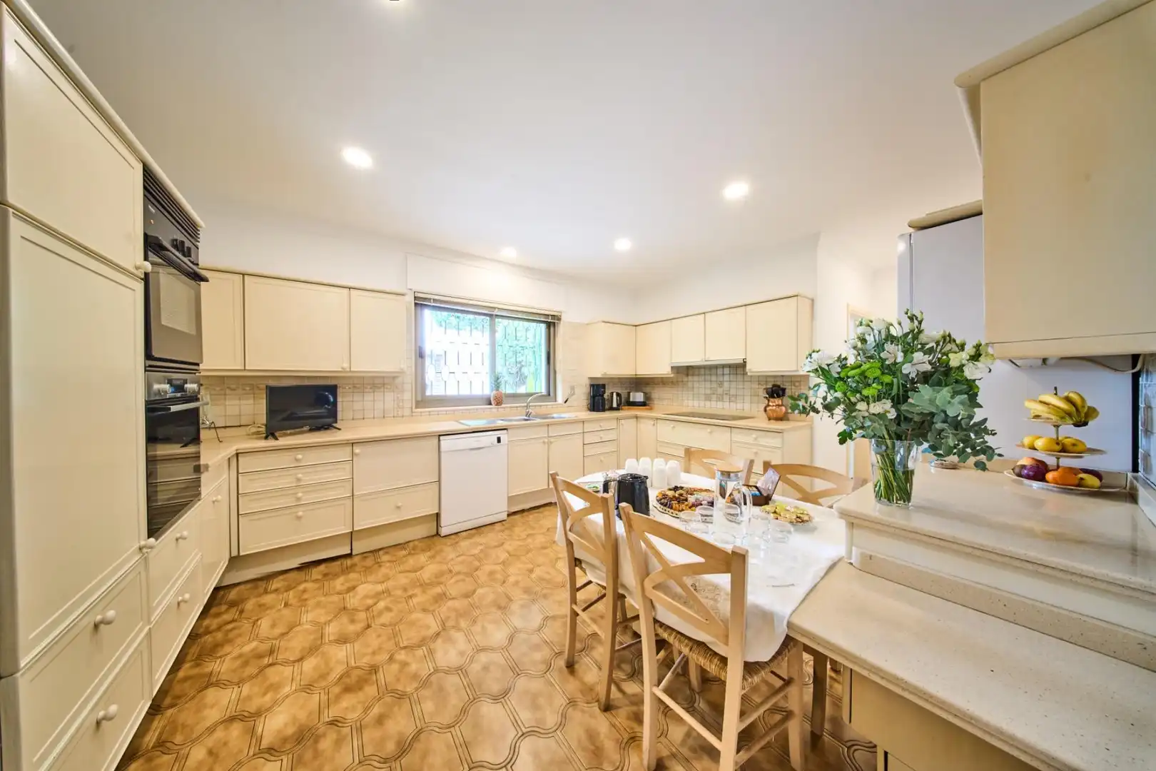 Cocina de Casa o chalet en venta en Marbella con Aire acondicionado, Calefacción y Jardín privado